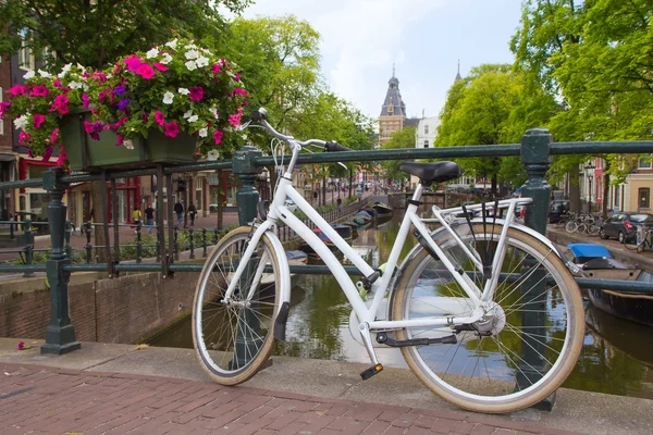 Weißes fahrrad in amsterdam — Stockfoto