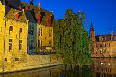 Bruges eski şehir gece görünümü