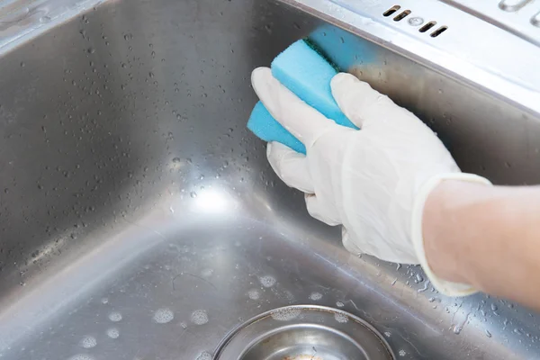 Compiti. Pulizia del lavello della cucina — Foto Stock