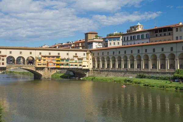 Die uffizien galerie und brücke vecchio in florenz (italien) — Stockfoto