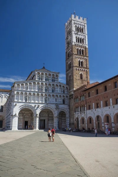 På torget i St Martin i Lucca (Italien). Vertikalt. — Stockfoto