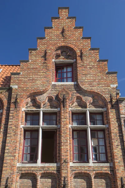 Древний кирпичный дом в Брюгге (Фландрия, Бельгия) ) — стоковое фото