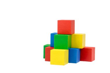 Ahşap renkli küpleri piramit