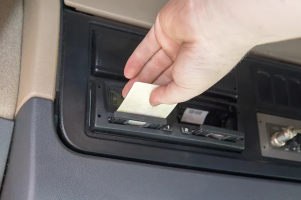 Lastwagenfahrer benutzt die Fahrtenschreiberkarte — Stockfoto