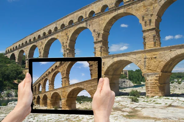 Utazni a Pont du Gard (Franciaország) — Stock Fotó