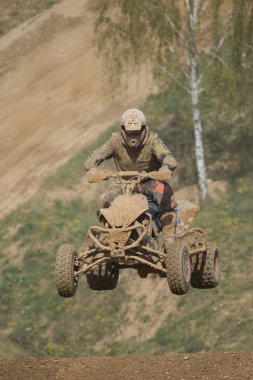 Yüksek atlama quad yarışçı. Dikey olarak.