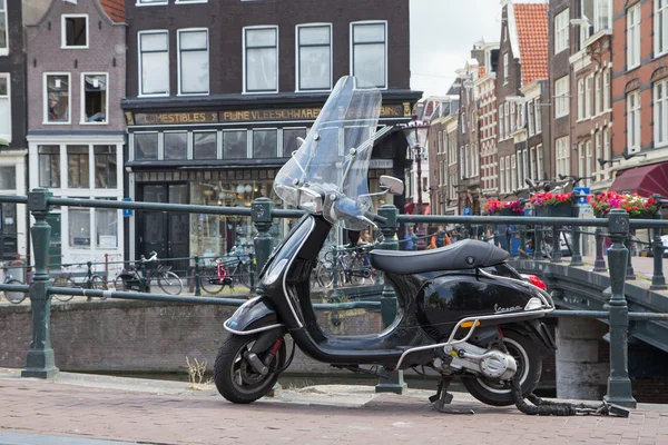 De zwarte Vespa Scooter is parkeren in de Amsterdam — Stockfoto