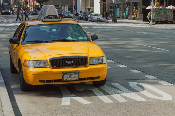 Taxi is standing at the curb — Stock Photo, Image