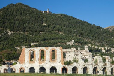 Gubbio şehir ön planda Roman amphitheater ile