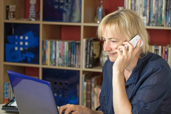 The middle aged woman is calling a mobile phone — Stock Photo, Image