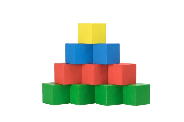 Piramida z drewnianych kostek kolorowy na białym tle na biały deseń — Zdjęcie stockowe