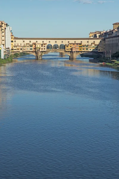 Most Vecchio přes řeku Arno ve Florencii (Itálie) — Stock fotografie