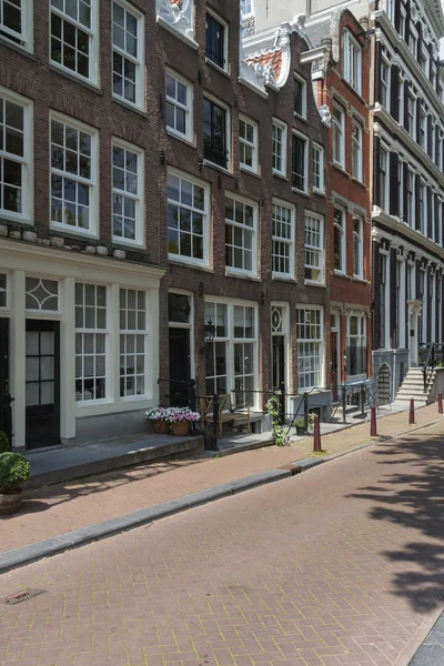 Amsterdam evlerde ile sokak — Stok fotoğraf