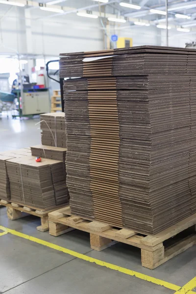 Caixas de papelão dobradas no salão de montagem — Fotografia de Stock