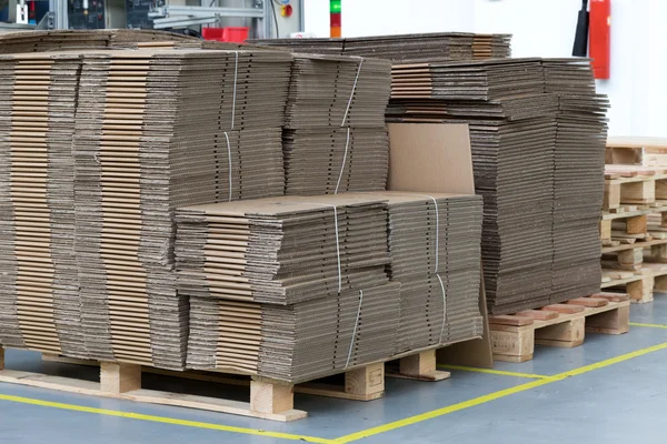 Grande número de caixas de papelão dobradas — Fotografia de Stock