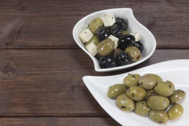 Ahşap masa üzerinde zeytinli yemekleri