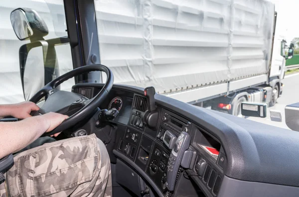 Kamyon yolda sollama