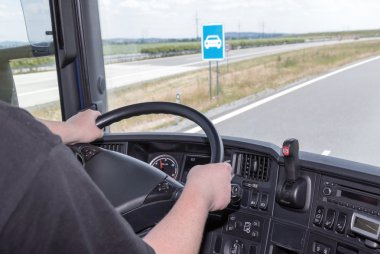 Mavi işaret araç taksiden gördüm