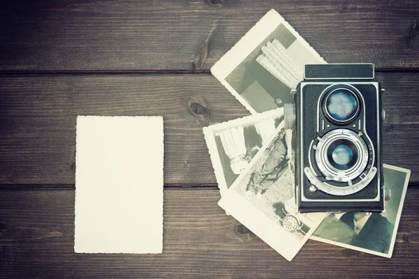 Vintage foto de la vieja cámara y fotos antiguas —  Fotos de Stock