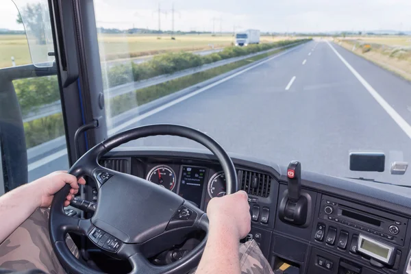 Vrachtwagen rijden op de snelweg — Stockfoto