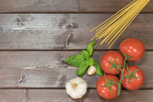 Tomates, ajo, hojas de albahaca y espaguetis —  Fotos de Stock
