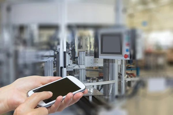 Manos y teléfono inteligente en el interior de la industria — Foto de Stock