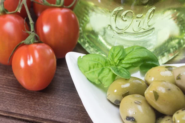 Aceitunas, tomates y aceite de oliva —  Fotos de Stock