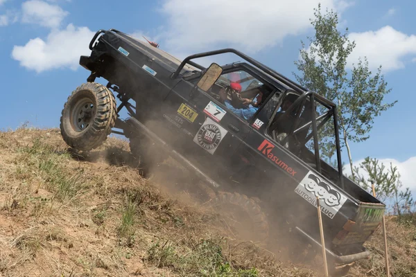 Black off road car is on the top of the steep hill — ストック写真