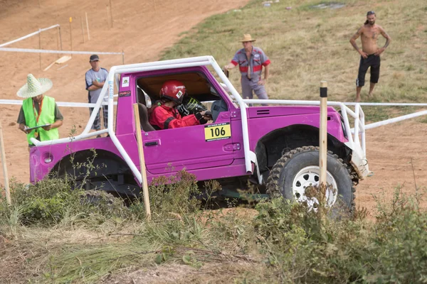 Vista lateral do roxo off road car no terreno — Fotografia de Stock