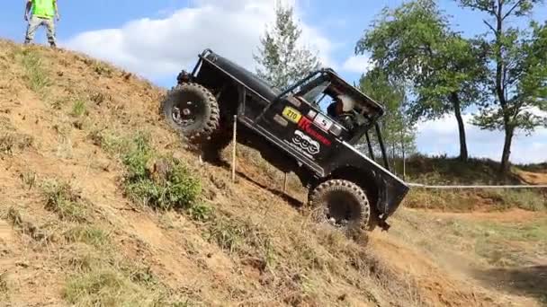 Filmagem de carro off road preto no terreno — Vídeo de Stock