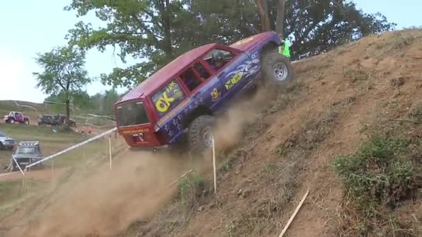 Passeio mal sucedido em uma encosta íngreme por um carro off-road — Vídeo de Stock