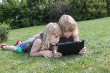 İki sarışın erkek tablet için arıyoruz