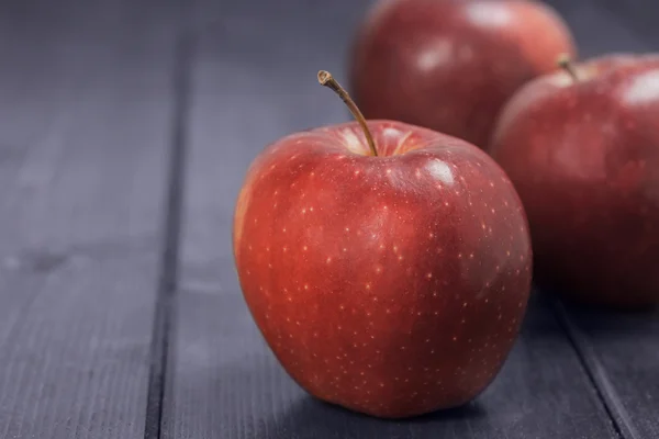 Manzanas rojas sobre fondo azul oscuro — Foto de Stock