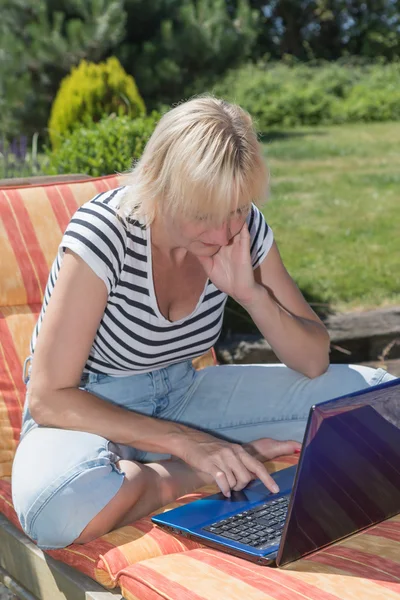 Blonde woman with open notebook outdoors — Stock Photo, Image