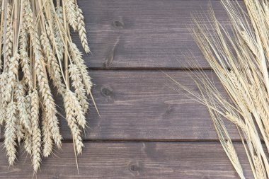 Arpa ve buğday ahşap bir masa üzerine yalan