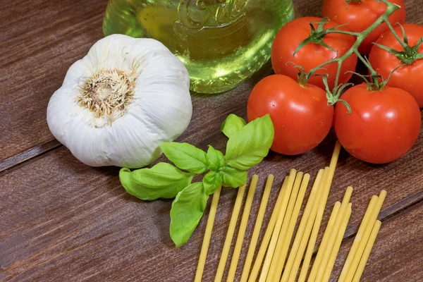 Espaguetis, tomates, albahaca, aceite de oliva y tomates —  Fotos de Stock