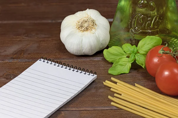 Ingredientes de comida italiana en una mesa de madera —  Fotos de Stock