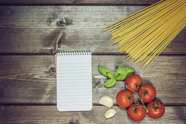 Foto vintage de cuaderno de verduras, pasta y papel —  Fotos de Stock