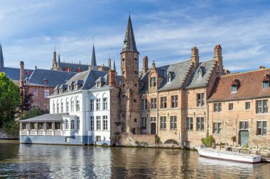 Bruges 'ün tarihi merkezinde tenha ve huzurlu bir kanal manzarası. Belçika. Yatay olarak.