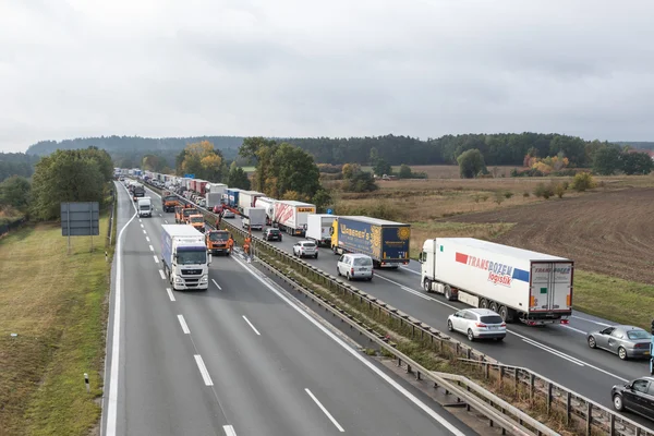 The long motorcade is standing on the highway — Stock Photo, Image