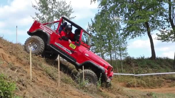 Vermelho off road car está acelerando declive — Vídeo de Stock