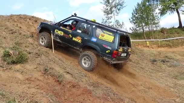 Preto off road car está na colina íngreme — Vídeo de Stock