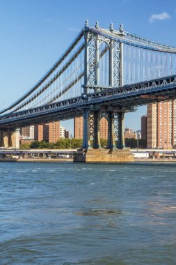 New York 'taki Manhattan Köprüsü' nün doğu nehri manzarası. Dikey.