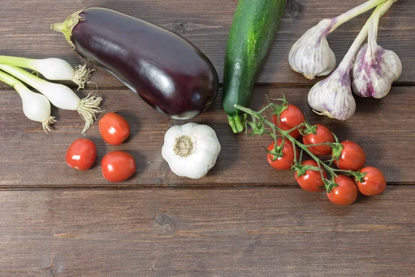 Grönsaker liggande på ett träbord. — Stockfoto