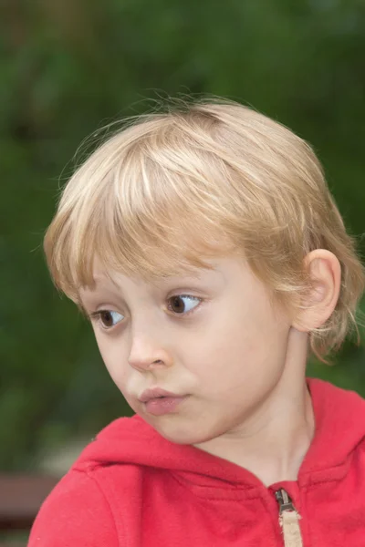 Blonder Junge draußen — Stockfoto