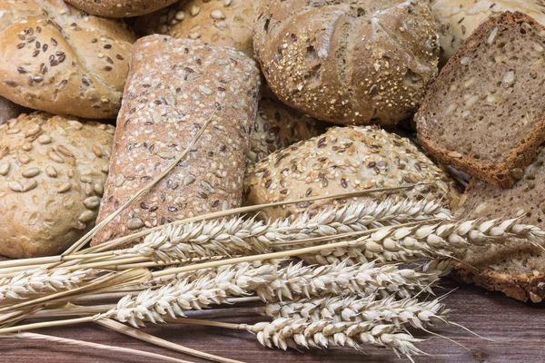 Pâtisseries saupoudrées de graines sur une table en bois — Photo