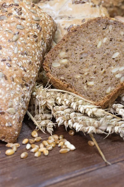 Närbild bild av fullkorn bröd och bakverk. Vertikalt. — Stockfoto
