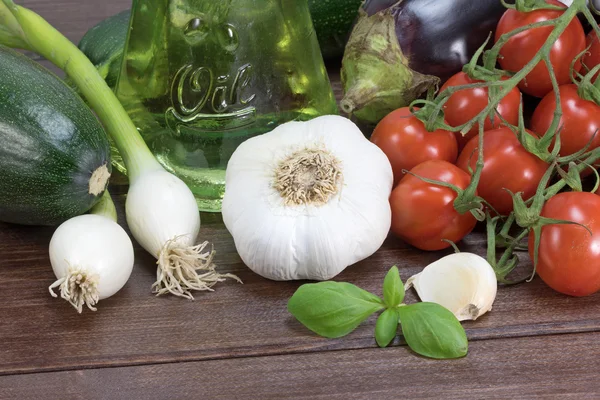 Vegetais na mesa de madeira — Fotografia de Stock