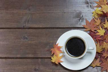 Beyaz fincan kahve havadan görünümü