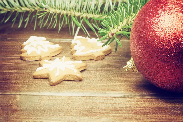 Ohoto vintage de símbolos de Natal na mesa de madeira — Fotografia de Stock